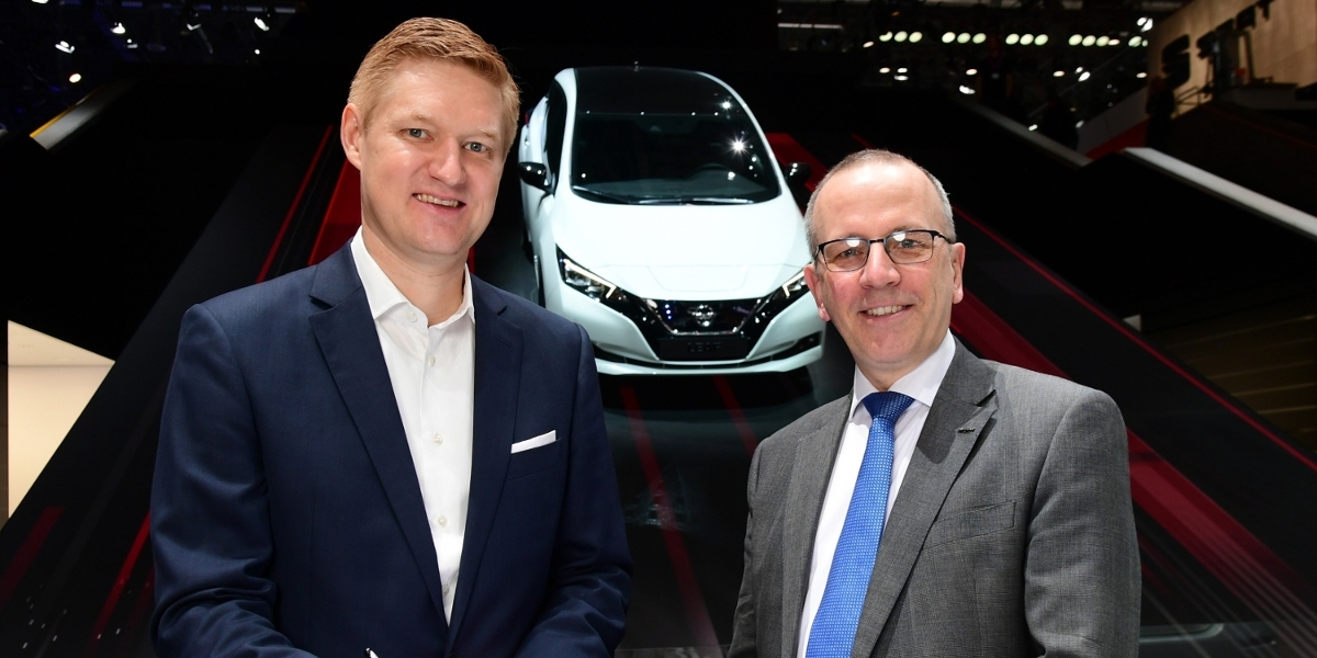 Frank Meyer, Head of Innovation & B2C-Solutions at E.ON (left), and Paul Willcox, Chairman of Nissan Europe, signed the partnership agreement at the Geneva Motor Show.