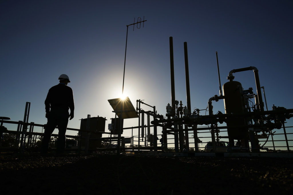 A Santos Ltd. pilot well operates on a farm property in Narrabri, Australia, on Thursday, May 25, 2017.  Photographer: Brendon Thorne/Bloomberg