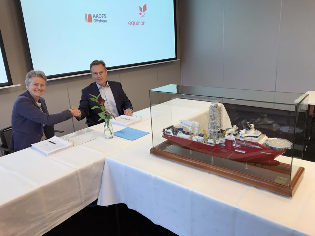 Geir Sjøberg (right), CEO Akofs Offshore, and Rannfrid Skjervold, vice president procurement subsurface Equinor.
(Photo: Kjetil Eide / Equinor ASA)