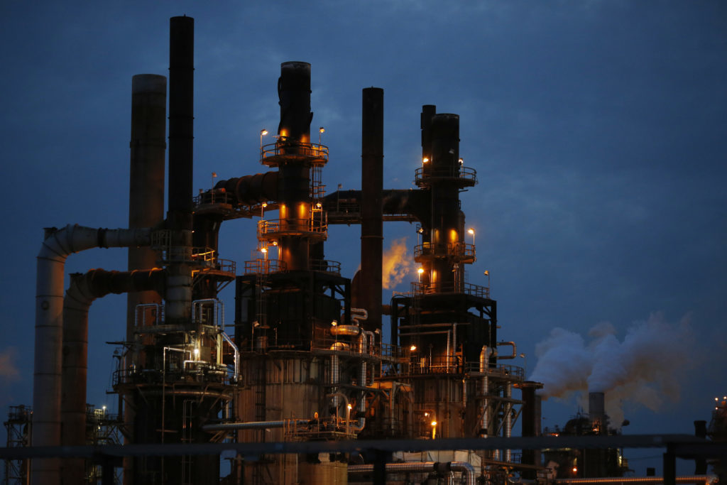 The Phillips 66 Wood River Refinery stands at dusk in Roxana, Illinois, U.S. Photographer: Luke Sharrett/Bloomberg