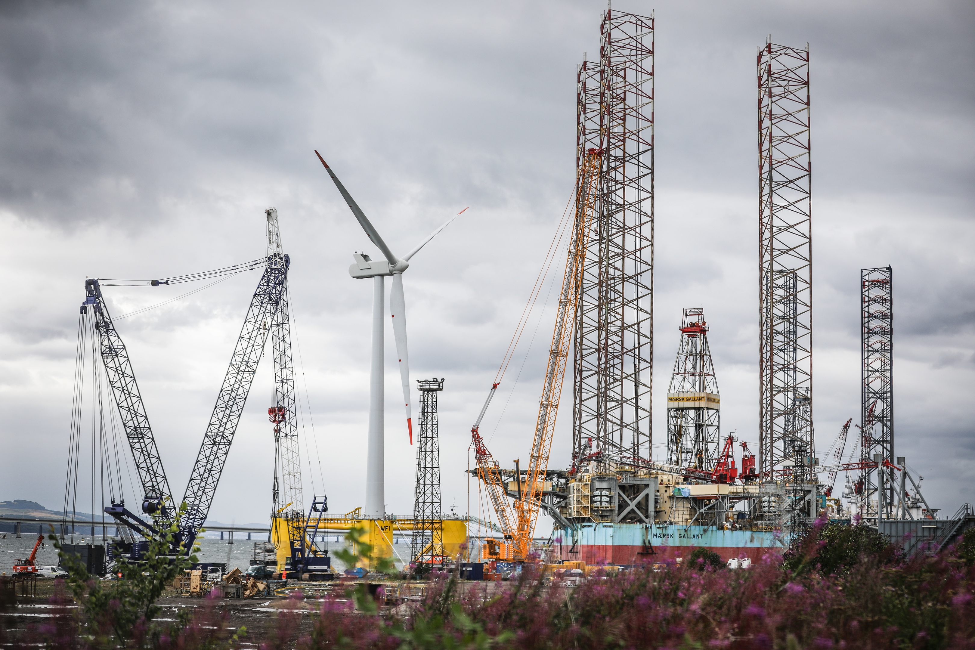 Courier/Tele News. Dundee story. CR0002827 . Work has been ongoing at Dundee Docks / Forth Ports Dundee, on a wind turbine for an offshore windfarm. Pic shows; the wind turbine at Forth Ports, Dundee. Friday, 27th July, 2018.
