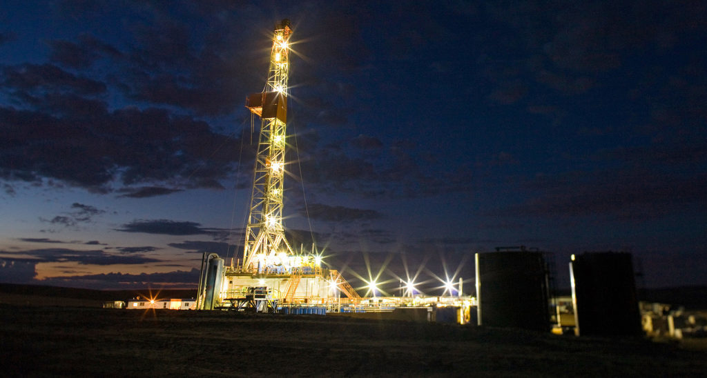 An oil drilling rig stands on the Bakken formation in Watford City, North Dakota. Photographer: Matthew Staver/Bloomberg