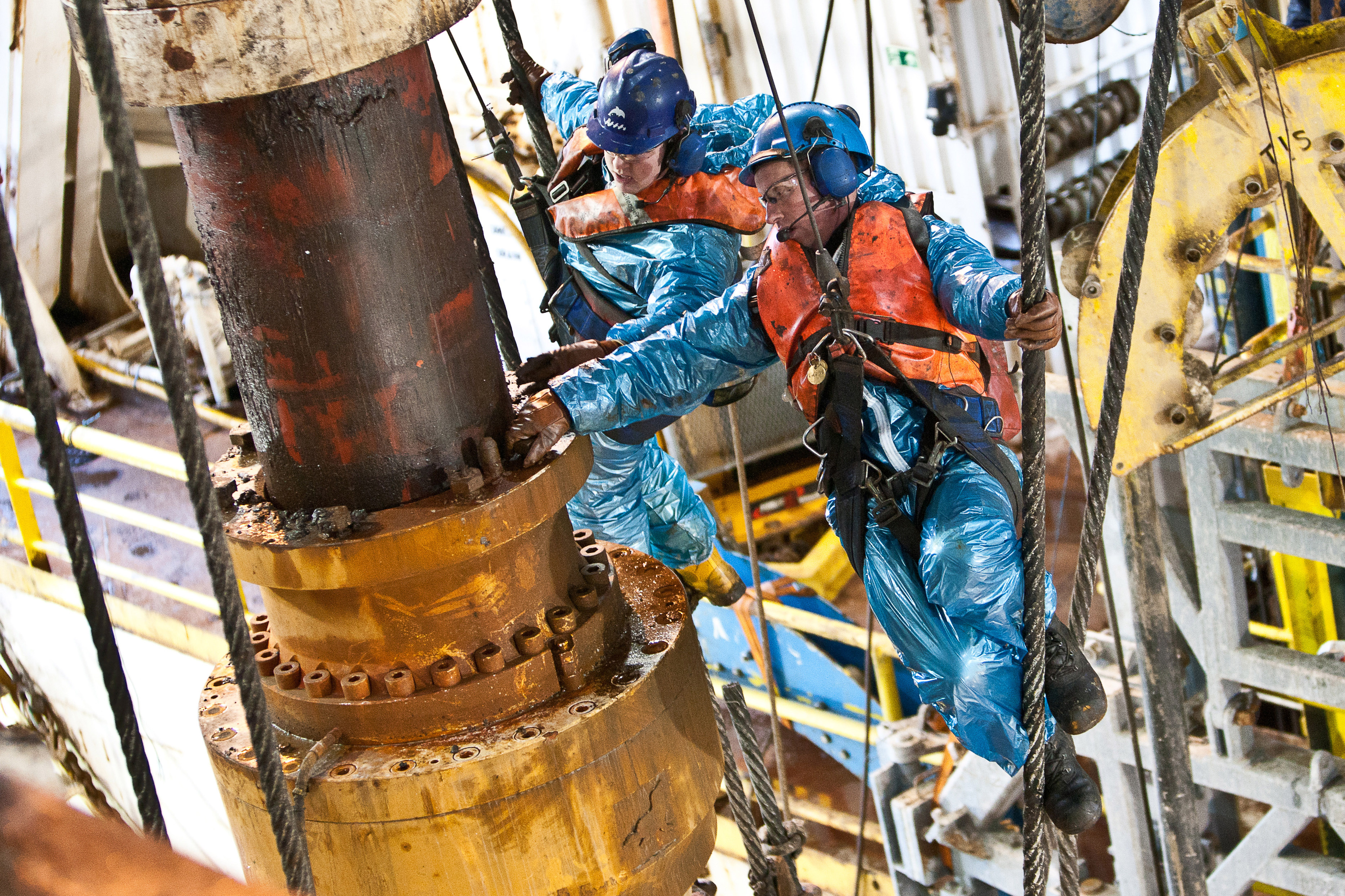 Drill crew removing bolts to collapse the slip joint on the Byford Dolphin semi-submersible drilling rig