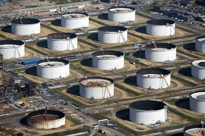 Oil storage tanks sit at the Esso oil refinery, operated by Exxon Mobil Corp. in Fawley, U.K., on Friday, Oct. 2, 2015.  Photographer: Simon Dawson/Bloomberg