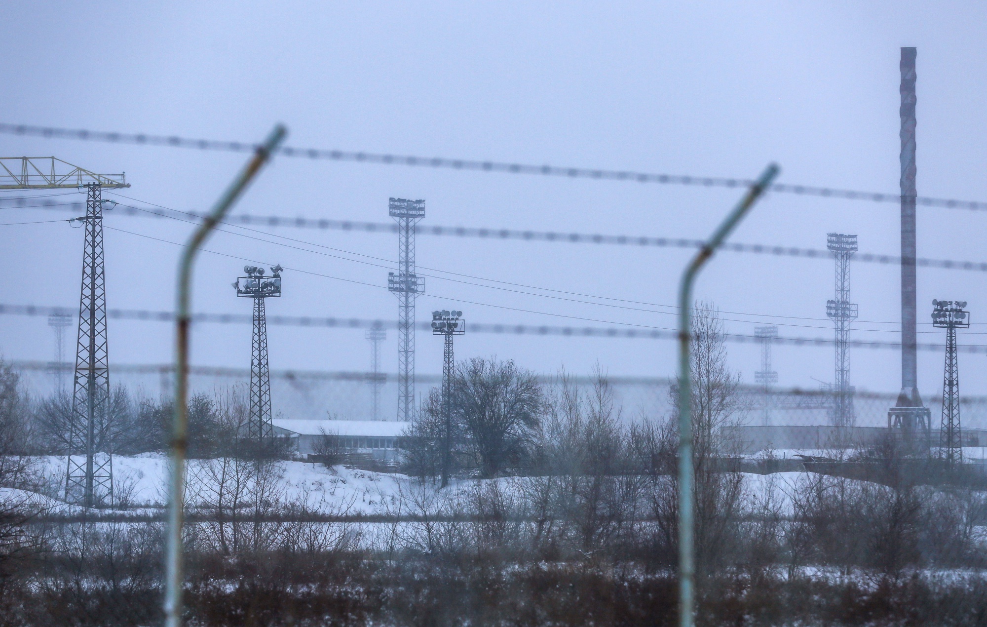 A barbed wire perimeter fence surrounds the proposed plant site. Photographer: Oliver Bunic/Bloomberg