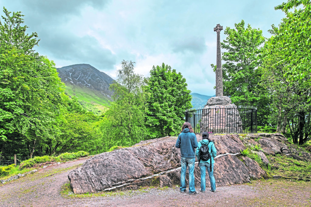 Monument with Celtic cross commemorating the Massacre of the Clan MacDonald of Glencoe in 1692, Glen Coe, Lochaber, Scottish Highlands, Scotland, UK | Monument commémorant le Massacre du Clan MacDonald of Glencoe de 1692, Glen Coe, Lochaber, Ecosse, Royaume-Uni 04/06/2017