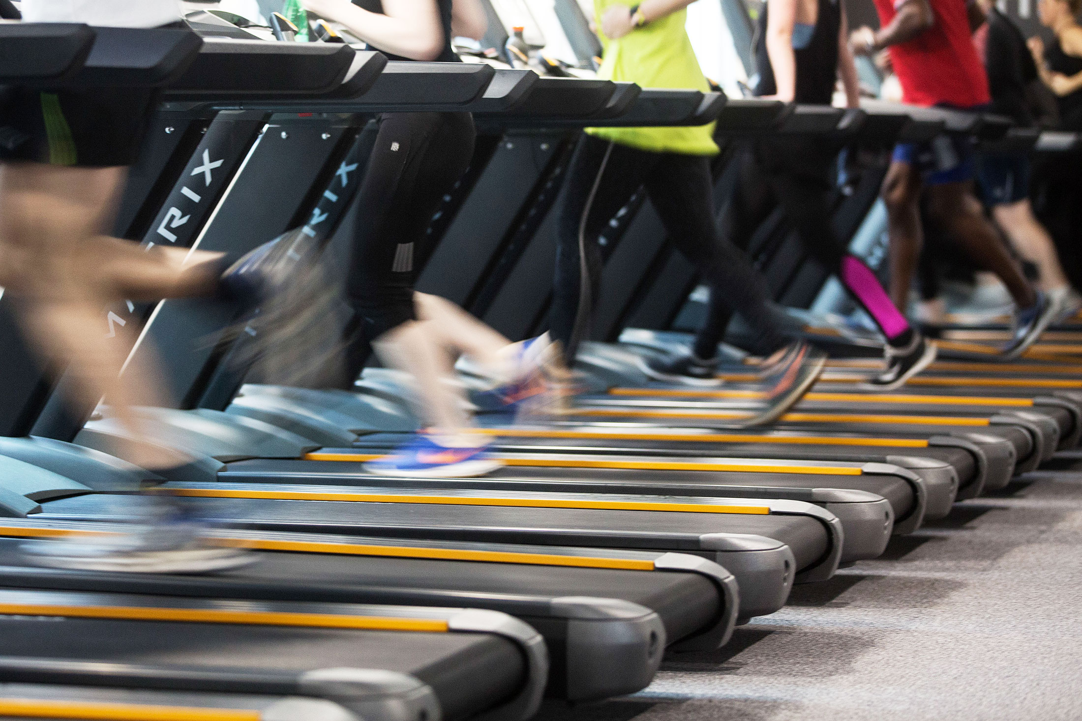 People run on treadmills to exercise during a work out session. Photographer: Simon Dawson/Bloomberg
