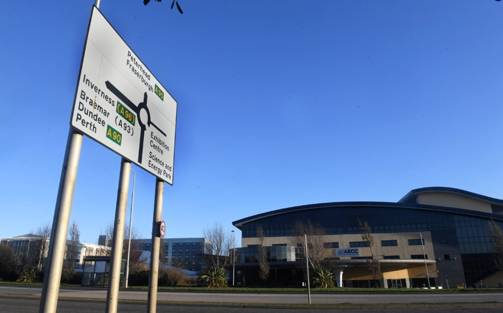 Various road signs showing the A90 and A92 wrongly signed.
The A956 Ellon Road by the AECC.