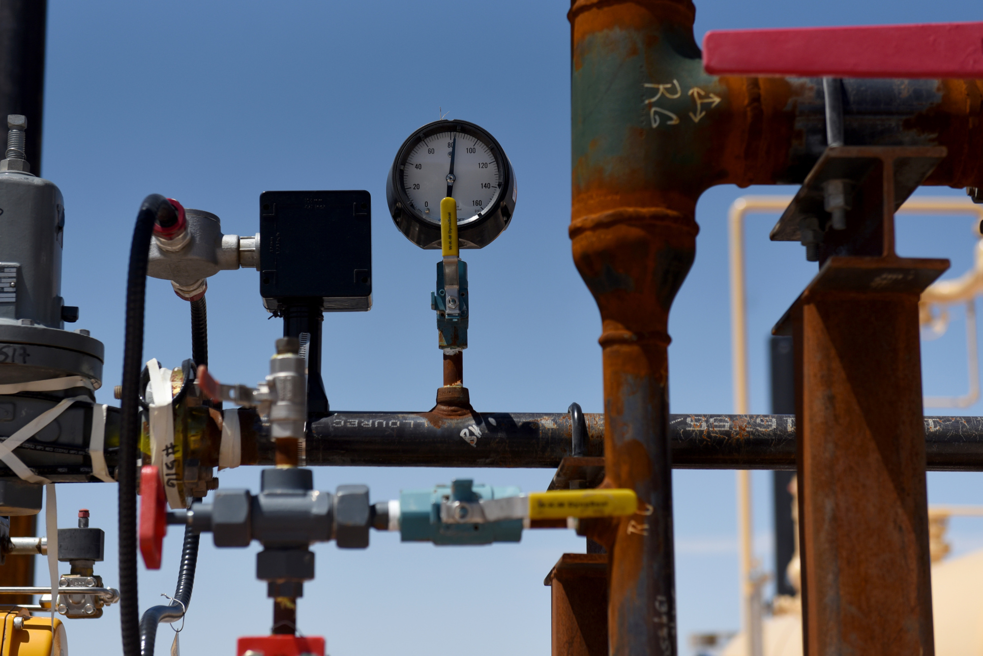 A gas valve sits on a pipeline at the Royal Dutch Shell Plc processing facility in Loving, Texas, U.S., on Friday, Aug. 24, 2018. Royal Dutch Shell Plc came through a quarter of volatile oil prices to beat earnings estimates, delivering a surge in cash flow the company said will underpin "world-class" returns to investors. Photographer: Callaghan O'Hare/Bloomberg