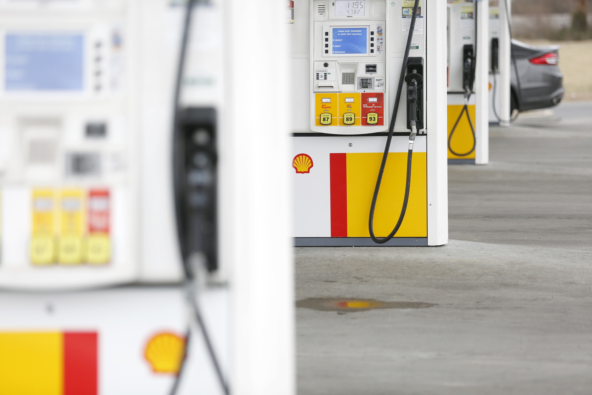 Fuel pumps stand at a Royal Dutch Shell Plc gas station in Jeffersonville, Indiana, U.S., on Monday, Jan. 28, 2019.  Photographer: Luke Sharrett/Bloomberg