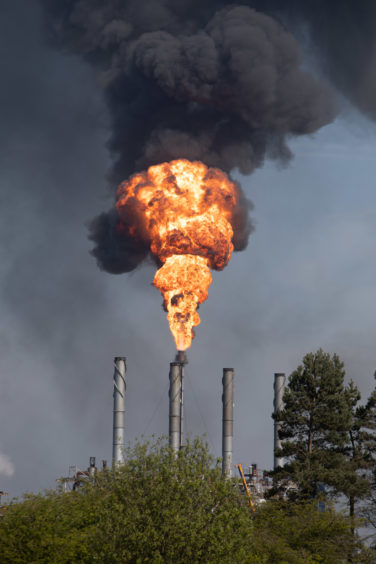 Courier News - Fife - Aileen Robertson - Mossmorran plant flaring failure - Cowdenbeath - Picture Shows: Thick black smoke pouring out of Mossmorran Petrochemical Plant near Cowdenbeath - Sunday 21st April 2019 - Steve Brown / DCT Media