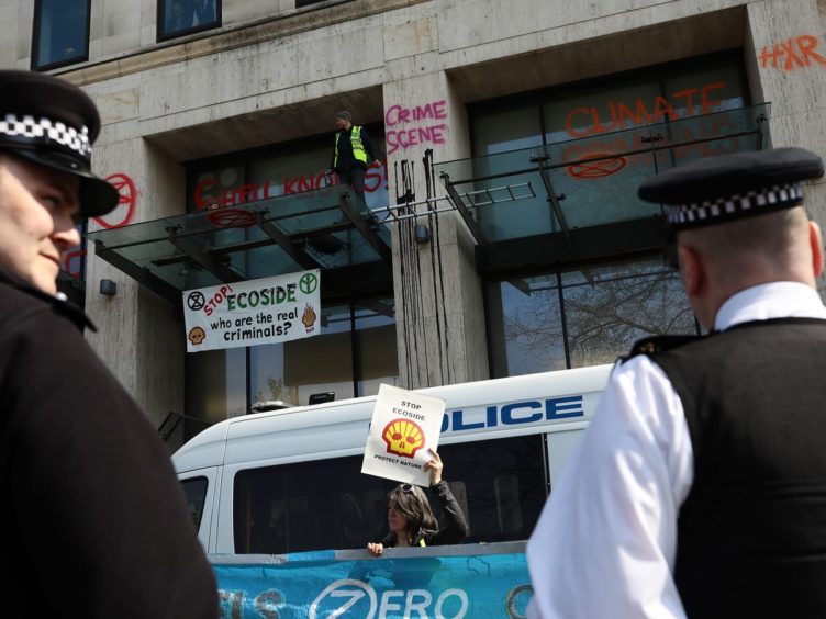 Environmental campaigners protest outside a Shell Oil building during a coordinated protest by the Extinction Rebellion group on April 15, 2019 in London, England.  Photographer: Dan Kitwood/Getty Images