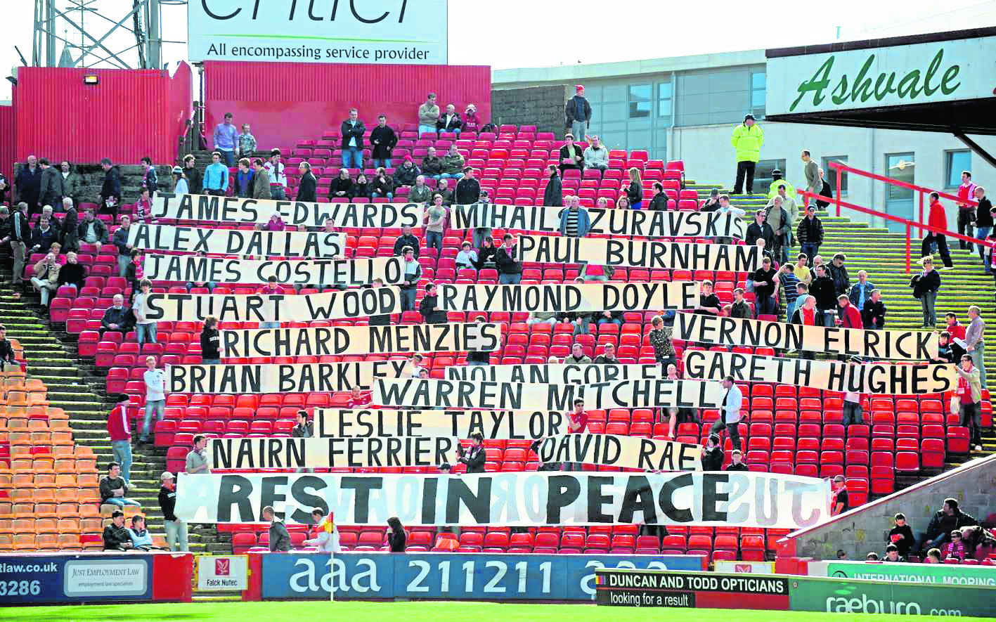 Tribute to the crew and passengers of the Super Puma crash before the game against Inverness Caley Thistle at Pittodrie. Pic by Raymond Besant. 11/04/09