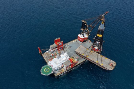 Rotation test with barge H-408 at 11,000 T above main deck