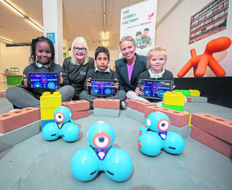 skills: Liz Hodge of Aberdeen Science Centre and Equinor’s Hedda Felin with pupils from Seaton Primary School