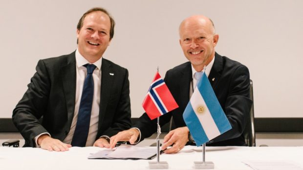 Tim Dodson (right), Equinor’s executive vice president for Exploration, and Daniel González, YPF’s CEO. (Photo: Ole Jørgen Bratland / Equinor ASA)