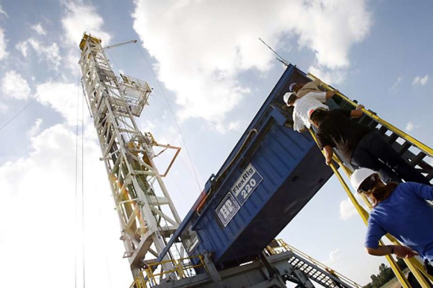 A Devon Energy flex-drilling rig reaches the blue sky Tuesday, June 10, 2008, near Denton. The company's hosts operations in the Barnett Shale, which is the largest natural gas play in Texas; and second on the boom in natural gas shale operations in the U.S. ( Kevin Fujii / Chronicle )