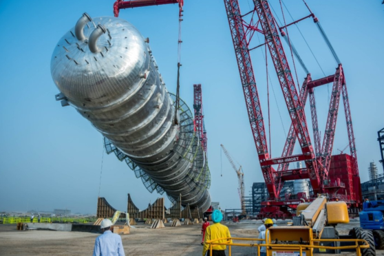 The arrival of the crude distillation tower in December 2019. Source: Dangote Industries