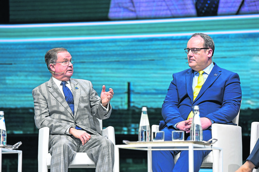 Energy Minister Paul Wheelhouse, right, with US fossil energy assistant secretary Steven Winberg. Credit: Baker Hughes