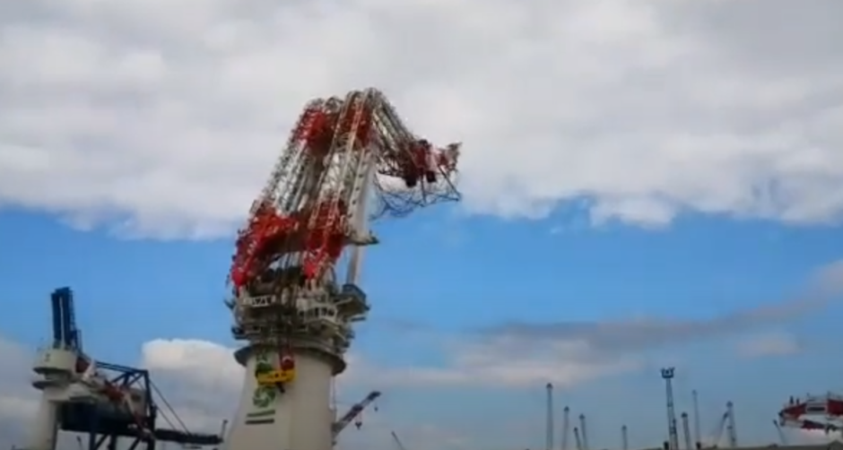 Deme Orion vessel crane collapses.