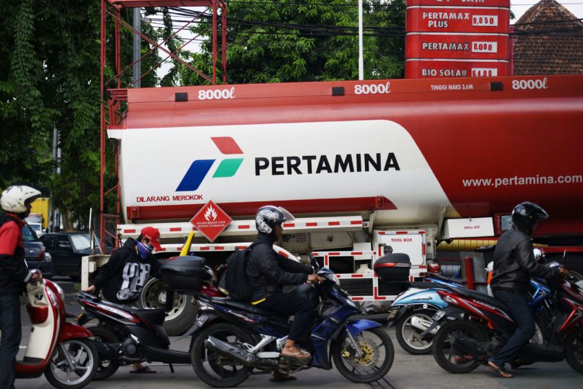 Motorcyclists wait in line in front of a tanker truck at a PT Pertamina gas station in Jakarta, Indonesia, on Wednesday, Jan. 21, 2015.  Photographer: Dimas Ardian/Bloomberg