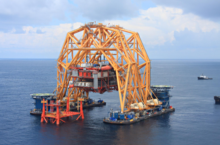 In 2012, Versabar’s VB 10,000 lift system installed a 3,500-ton refurbished platform in the first installation operation the system has performed. In 2011 the VB 10,000 was used to decommission the platform from its previous block location.