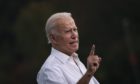 Joe Biden serre un doigt lors d'un discours