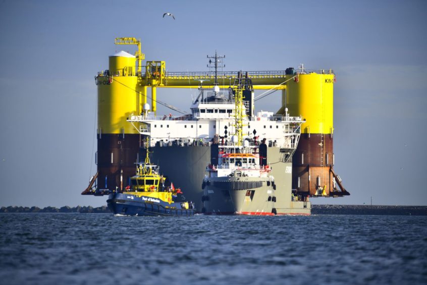 Fjord, l'énorme barge semi-sous-marine, portant une fondation pour Kincardine