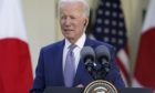 Le président Joe Biden écoute lors d'une conférence de presse avec le Premier ministre japonais Yoshihide Suga lors d'une conférence de presse dans la roseraie de la Maison Blanche, le vendredi 16 avril 2021, à Washington.  (Photo AP / Andrew Harnik)