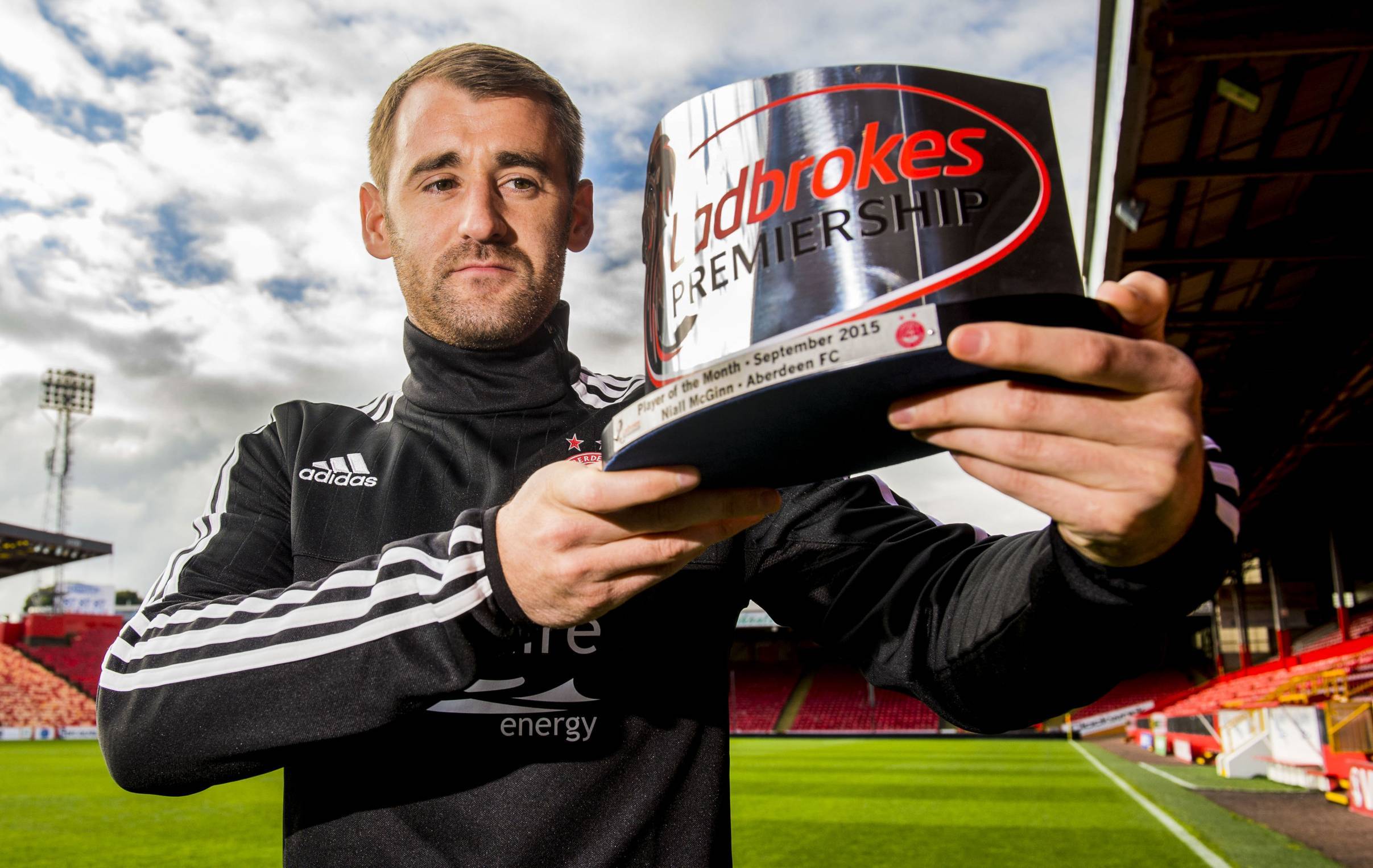 Niall McGinn is presented with the Ladbrokes Premiership Player of the Month award for September.