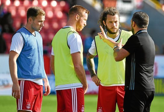 Aberdeen manager Derek McInnes speaks with Greg Stewart, Adam Rooney, and Stevie May.