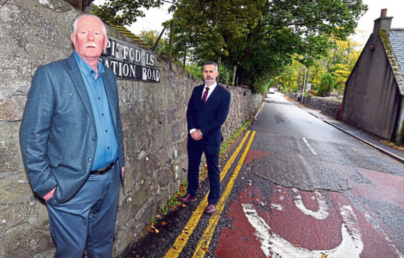 At Pitfodels Station Road are George Murdoch’s nephew
Alex McKay, left, and Detective Inspector Gary Winter