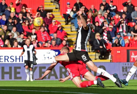 Aberdeen's Sam Cosgrove scores to make it 1-0.