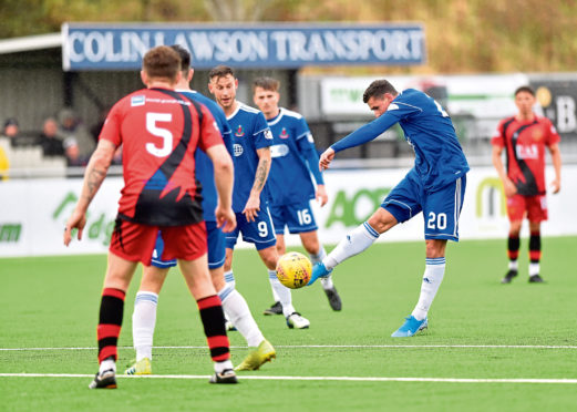 Pictured is Fraser Aird making it 3-0 Cove.
Picture by Scott Baxter 28/09/2019