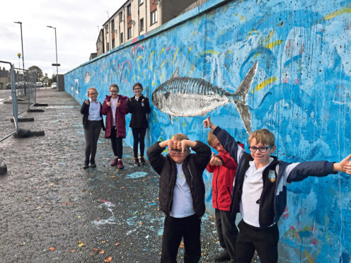 Tullos Primary pupils have taken part in a project to paint a mural opposite the school with artist Fitlike