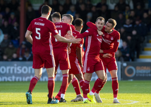 Aberdeen's Niall McGinn celebrates his goal to make it 1-1 with team mates during the Ladbrokes Premiership match between Ross County and Aberdeen.