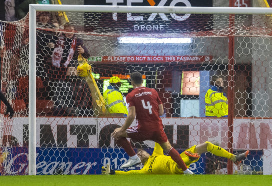 Aberdeen's Andy Considine beats Allan McGregor to make it 2-2.