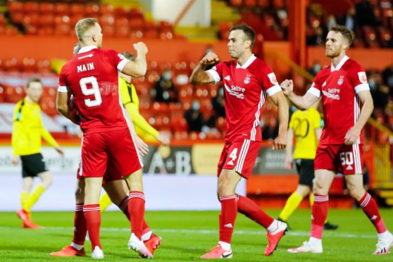 Aberdeen knocked another Faroese team, Runavik, out of Europa League qualifying.