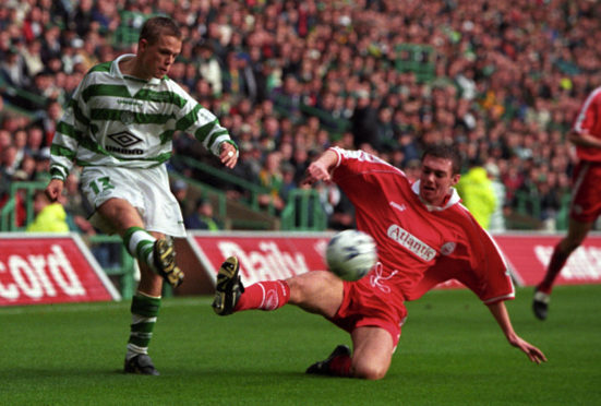 Celtic's Simon Donnelly (left) tries to get his cross past Aberdeen's Darren Young in 1998.