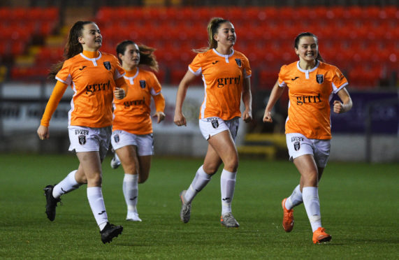 Glasgow City triumphed over Peamount United on penalties.