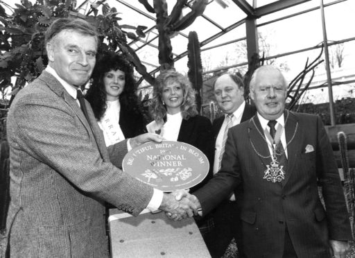 Charlton Heston congratulates Aberdeen Lord Provost Henry Rae