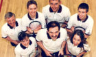 1996年:阿伯丁壁球俱乐部斯科特队获得格兰扁联赛一级冠军，完成了又一个成功的赛季。队伍(后排左起)伊恩·巴肯，乔纳森·马斯特顿，克雷格·汤姆森，格雷格·瓦德尔，(前排)朱莉·尼科尔，吉姆·里昂(队长)和克莱尔·瓦德尔。