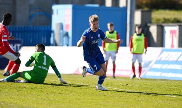 Hamish Ritchie has signed for Peterhead.
