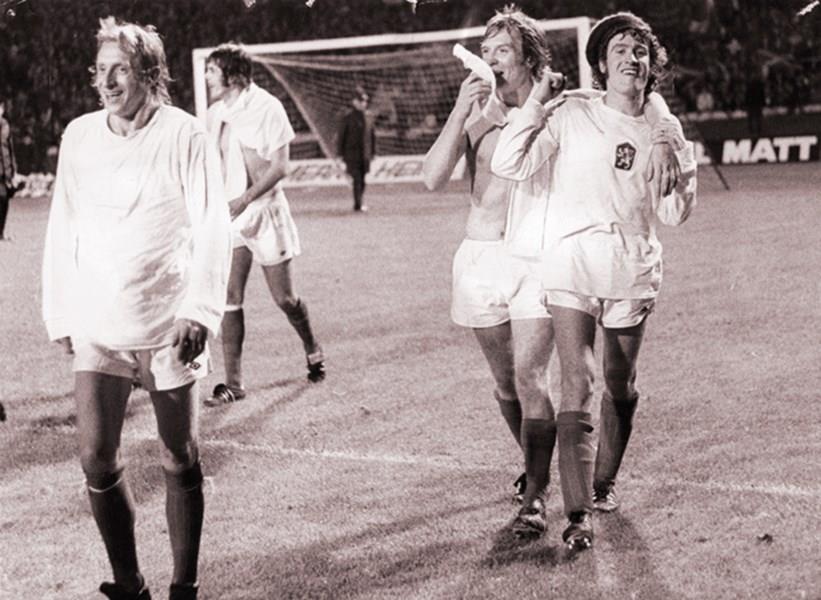 Denis Law with teammates, 1973