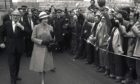 1981年，设得兰群岛Sullom Voe的开幕式上，工人们在迎接女王。