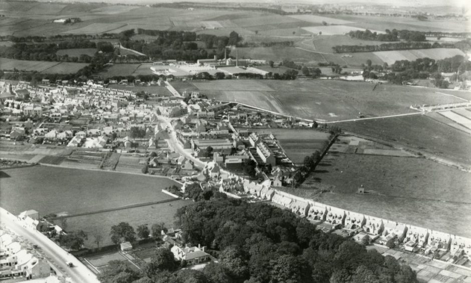 An early aerial view of the Woodside area looking north in the 1930s.