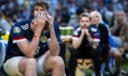 2020年欧洲杯，苏格兰球迷看台上的一名沮丧的苏格兰球迷