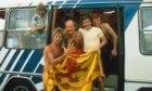 Rod Stewart沿着苏格兰星艾伦·粗糙，约翰罗伯逊，艾伦巴西和亚历克斯·麦克拉什在1982年世界杯。
