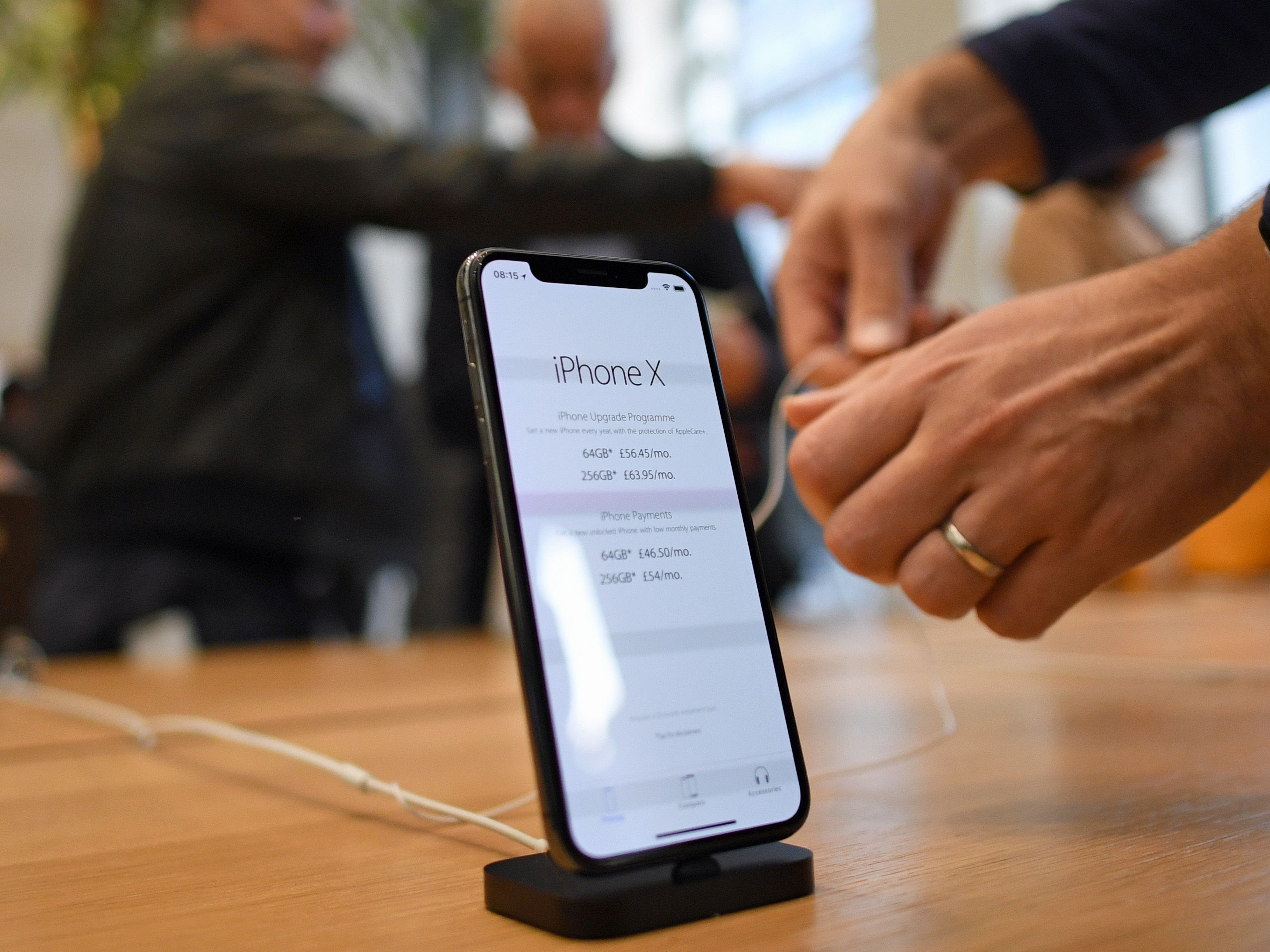 Смартфон в руке. Apple iphone китайские. Iphone будут продавать. Apple люди. Iphone будут продавать.