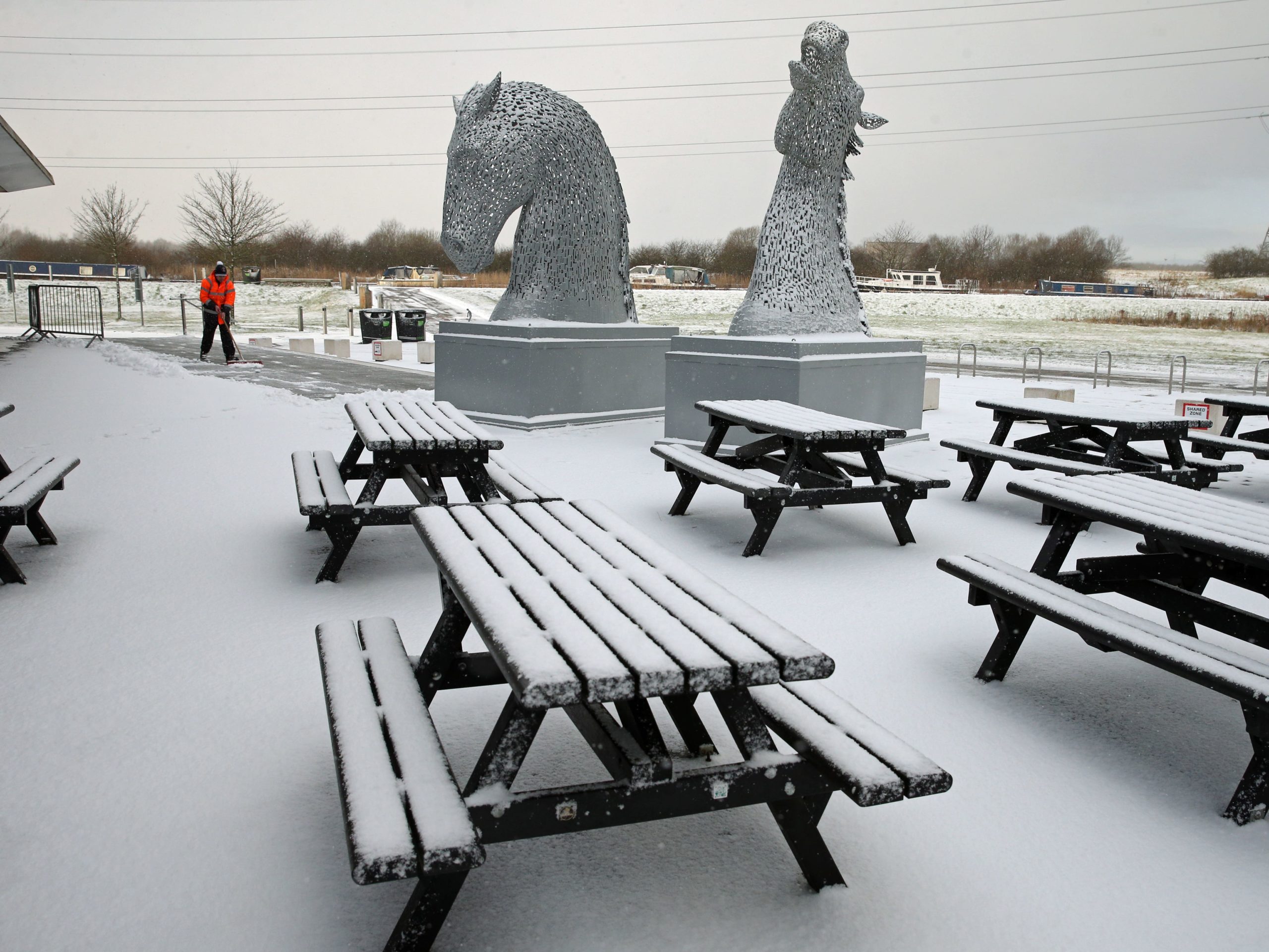 In Pictures: UK shivers amid snow and ice - Evening Express - Vimarsana News